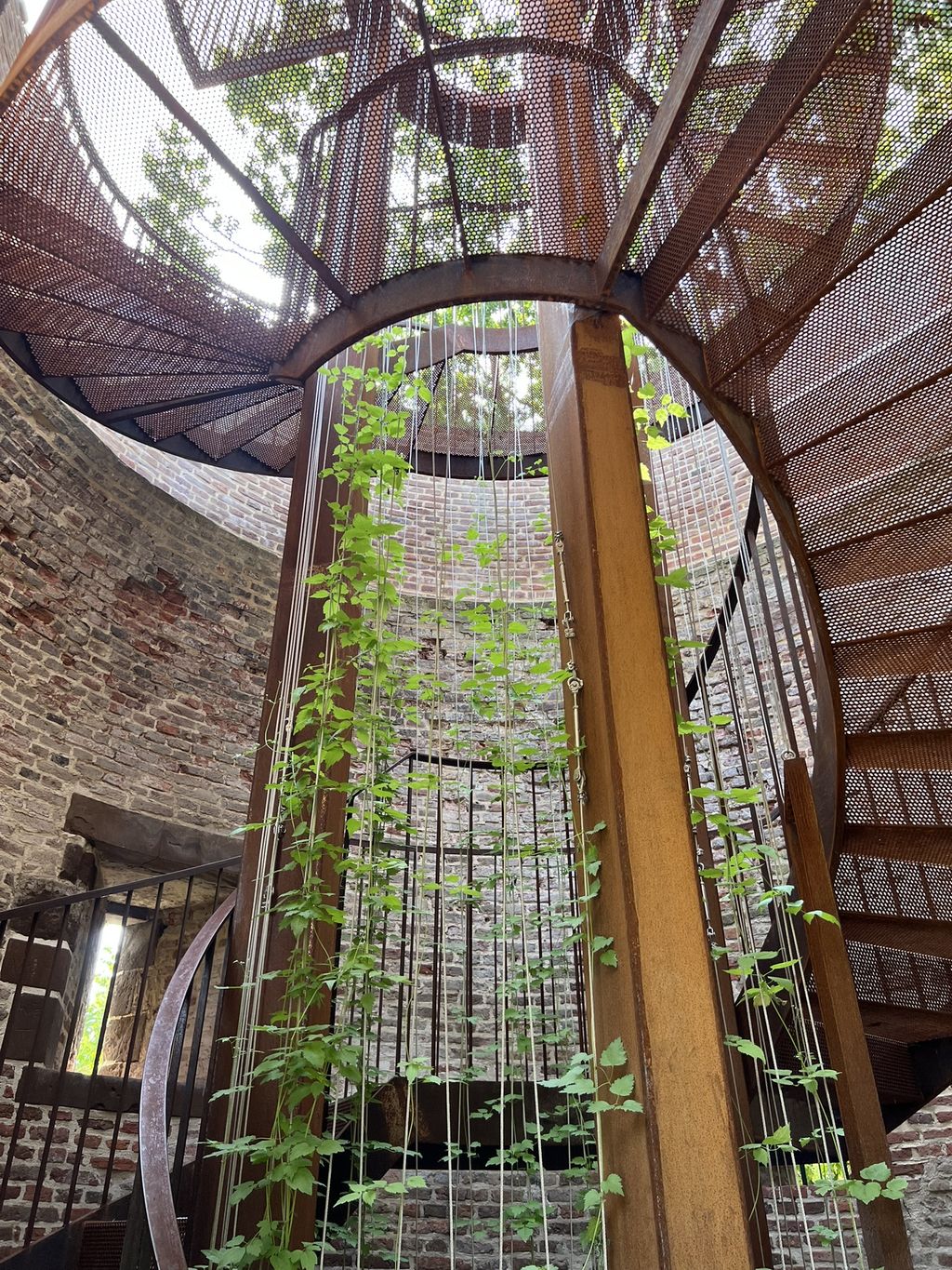 Vue intérieure de l’escalier hélicoïdal en acier Corten installé dans la Tour d’Orléans à Aarschot, Belgique