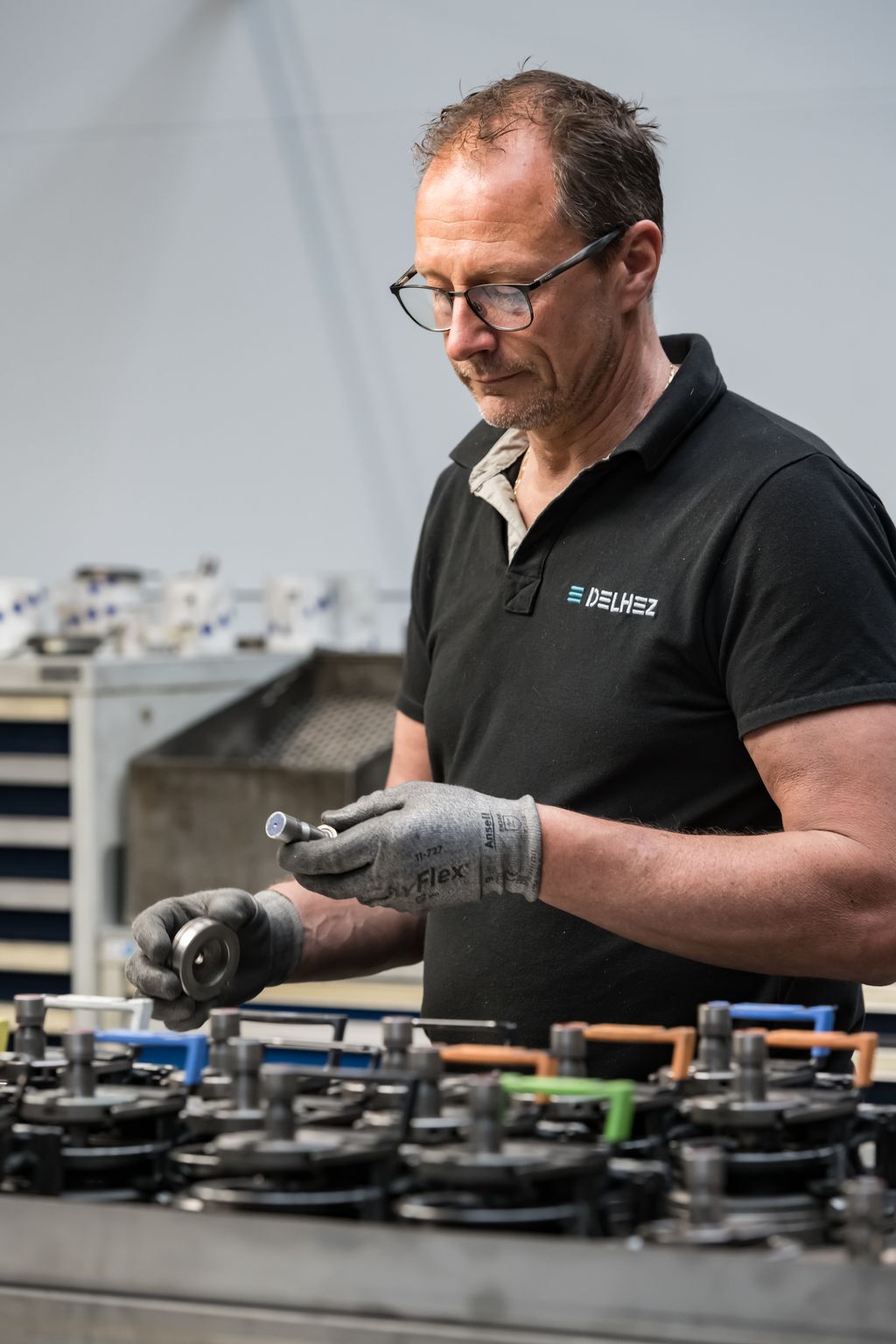 Opérateur découpe au travail
