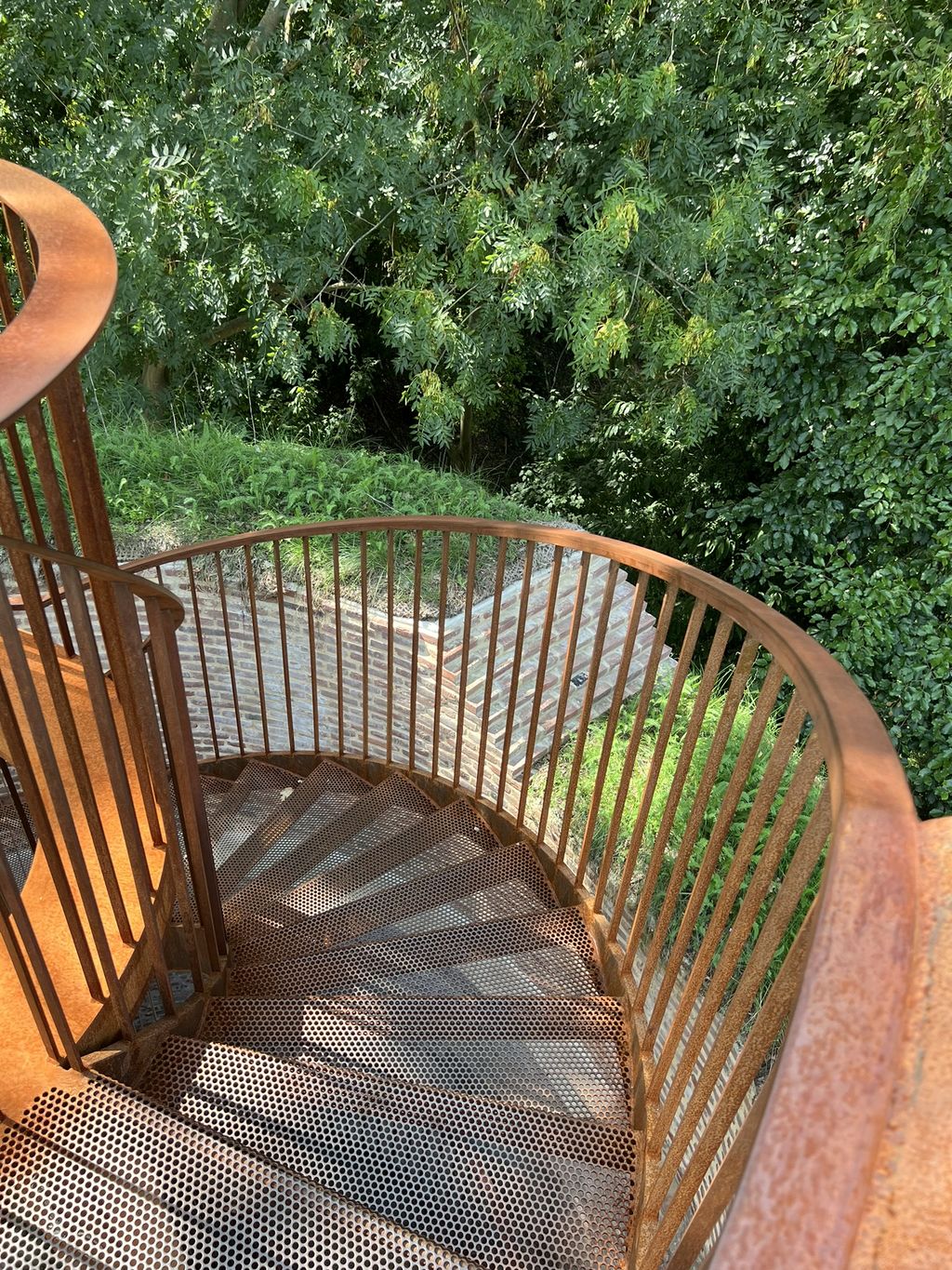 Détail des marches perforées en acier Corten découpées au laser par DELHEZ SA pour un escalier hélicoïdal en Belgique